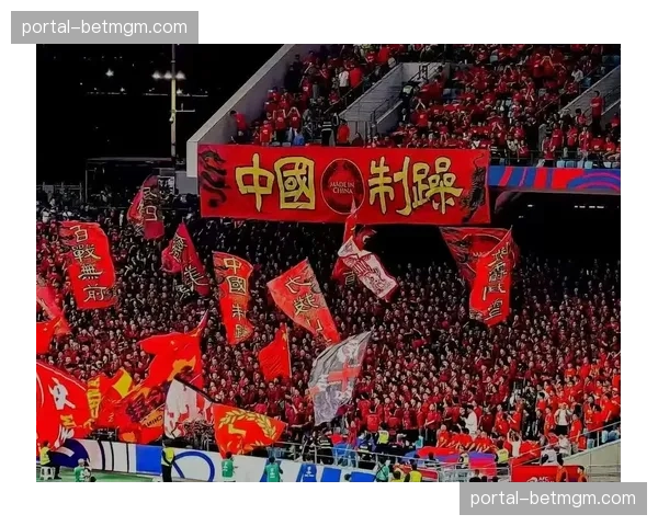 特写：41岁的倪夏莲赢球后向看台观众比心致意