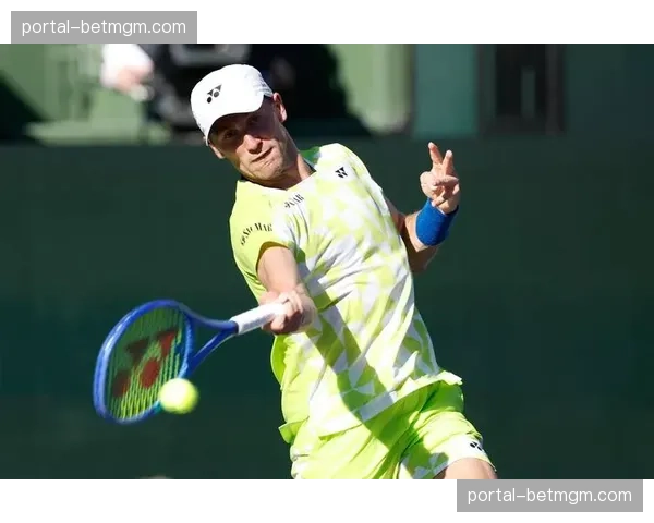 印第安维尔斯大师赛：阿尔卡拉斯救赛点后，与现场观众共舞庆祝