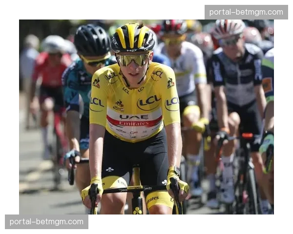 镜头：环法自行车赛首个高山赛段，卫冕冠军波加查在爬坡中发动决定性进攻