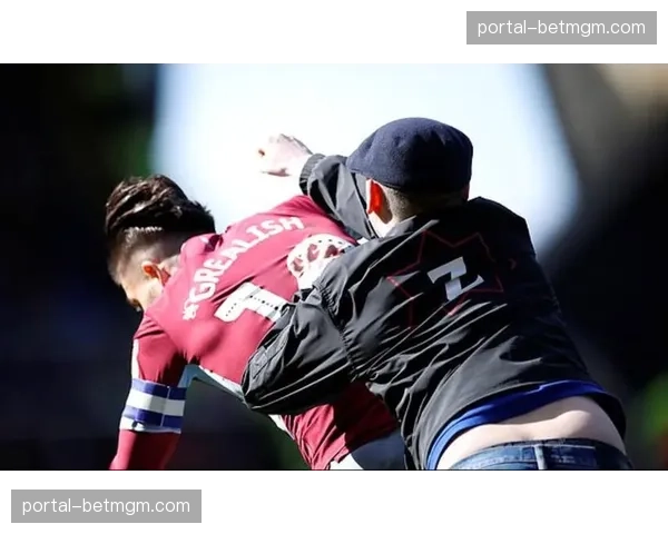 特写:大雨中维拉球迷高唱队歌,看台成黄绿海洋 特写:大雨中维拉球迷高唱队歌,看台成黄绿海洋